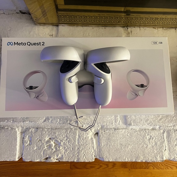 Oculus quest 2 used good condition 
VR Headset White with Wireless Connectivity - Picture 5 of 9